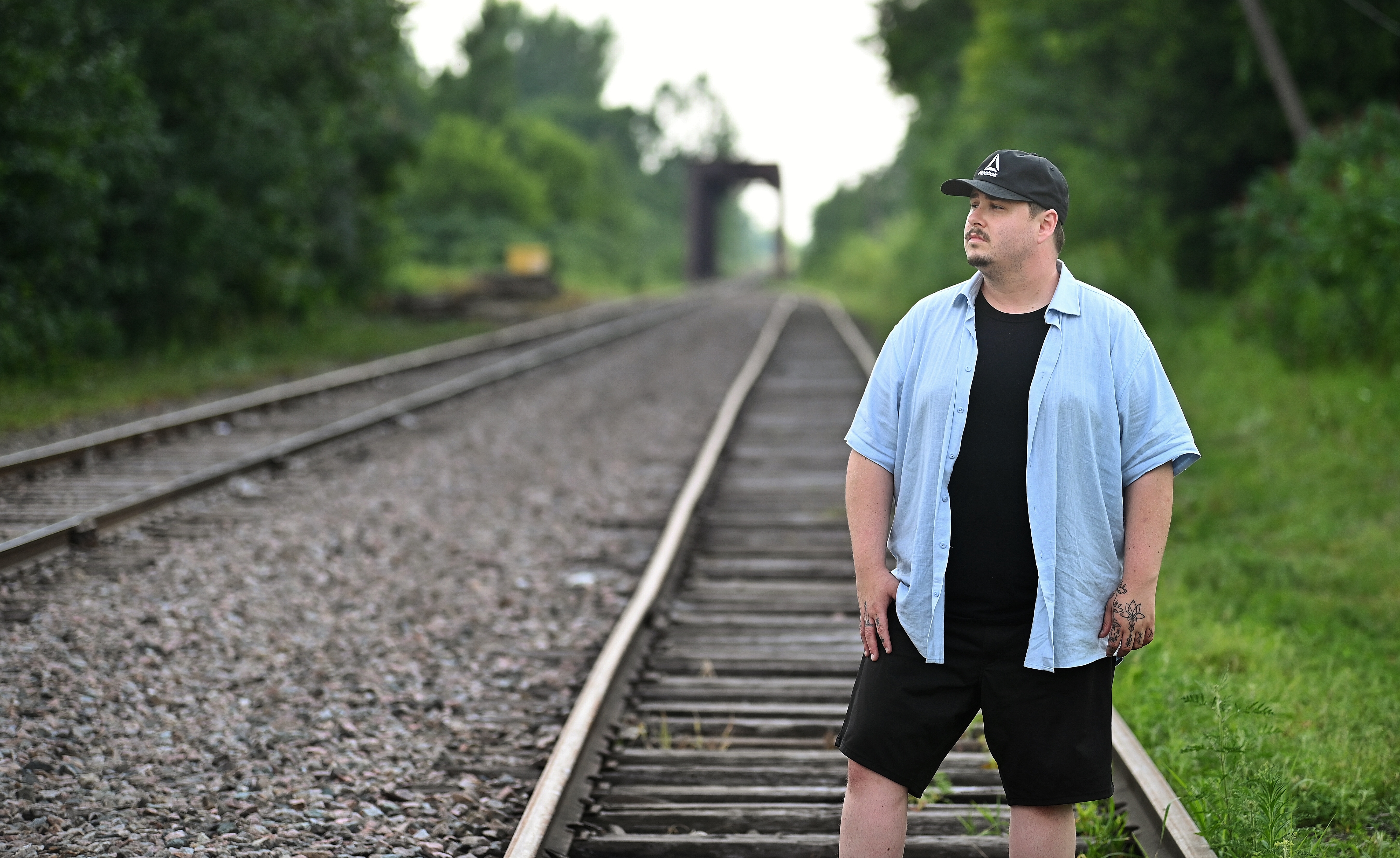 Nicolas Dorion près des rails, au Québec