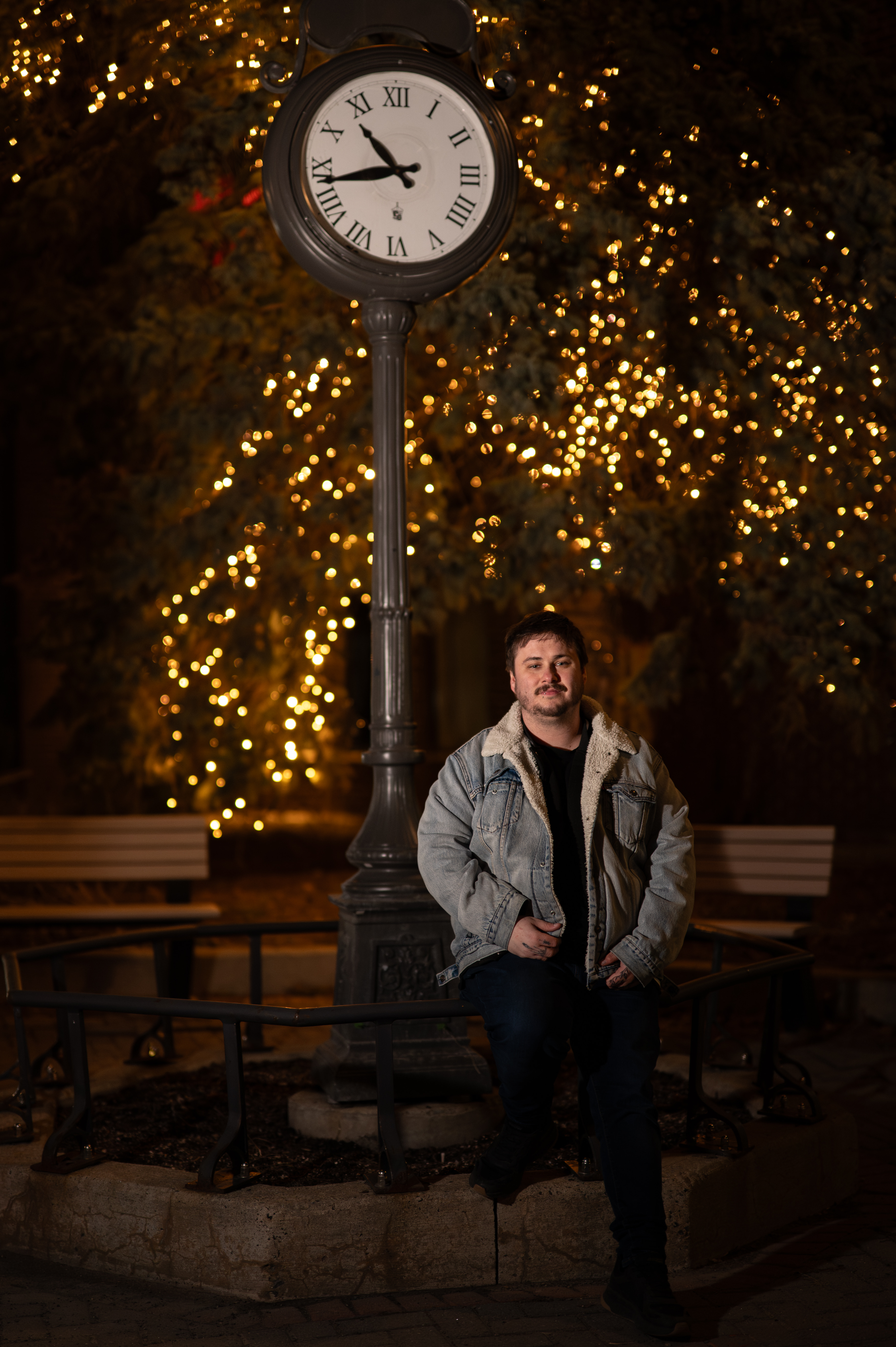 Nicolas Dorion sous une horloge, la nuit