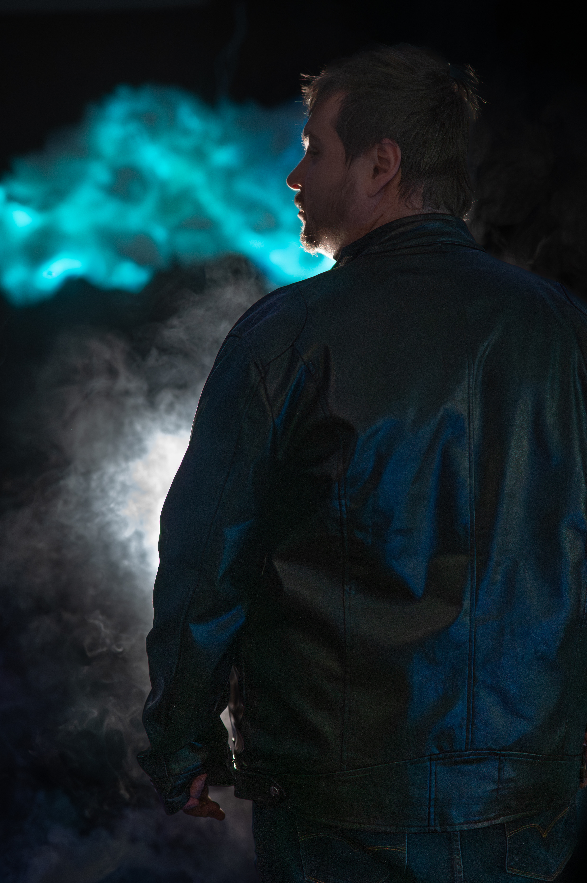 Nicolas Dorion, portrait nocturne dans la fumée cyan